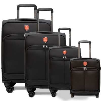 Conjunto de quatro malas de viagem pretas com carrinho e emblema vermelho.