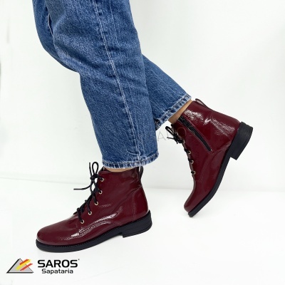 Botas em verniz bordô com atacadores e fecho lateral