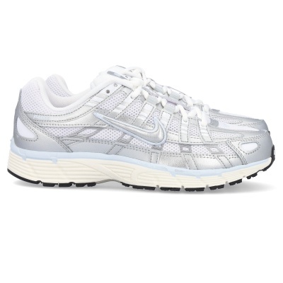 Ténis desportivo branco e cinza prateado com sola creme e logo Nike