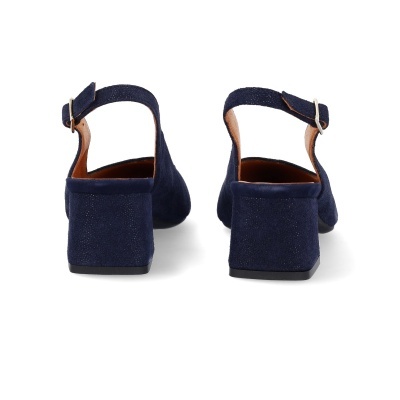 sapatos de salto azul escuro em camurça com alças e fivelas