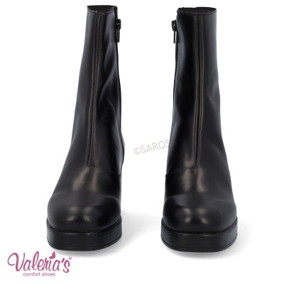 Par de botins pretos em couro com salto baixo e fecho lateral