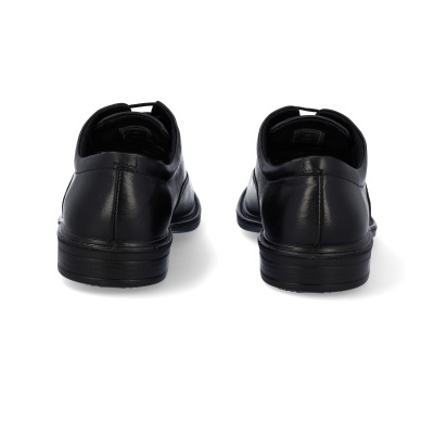 Sapatos clássicos pretos de couro vistos por trás