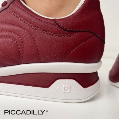 Sapatilha vermelha com sola branca e vermelha e marca PICCADILLY