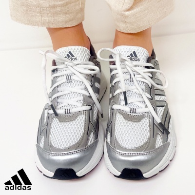 Ténis Adidas branco e prateado com atacadores brancos