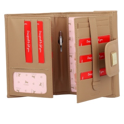 Carteira castanha clara com compartimentos para cartões e interior rosa com padrão de cavalos