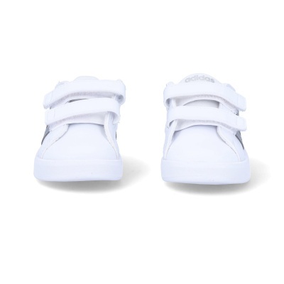 Par de sapatilhas brancas para criança com tiras de velcro e logo adidas