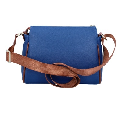 Mala tiracolo azul e castanha com alça larga e fecho zipper