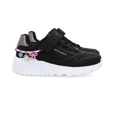 Sapatilhas Skechers negras com sola branca e decoração colorida na parte traseira