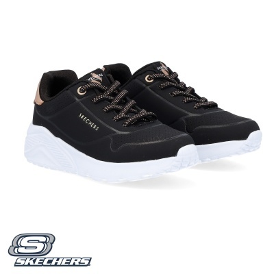 Sapatilhas pretas com sola branca e logo Skechers