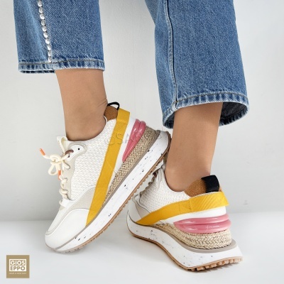 Sapatilhas Gioseppo branco, amarelo e rosa com sola espessa e calças de ganga azuis