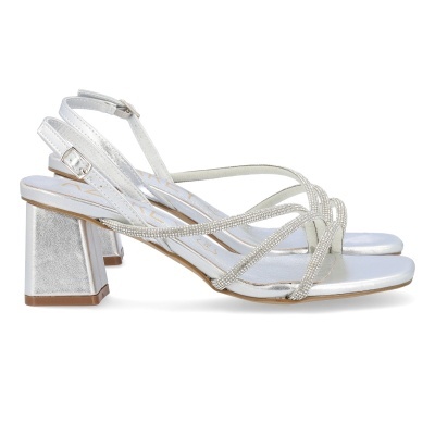 Sandálias prateadas de salto médio com tiras finas e brilhantes