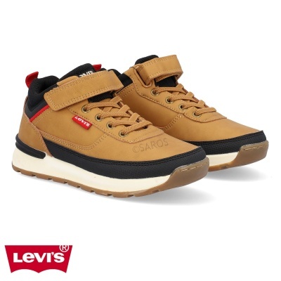 Ténis Levi's castanhos com detalhes pretos e vermelhos em fundo branco