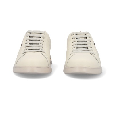 Par de sapatilhas creme com atacadores cinza claro vistas de frente