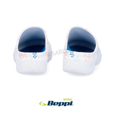 Sabrinas brancas com padrão floral azul e rosa