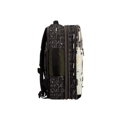 Mochila preta com padrão branco de letras e detalhes verdes e brancos vista de lado