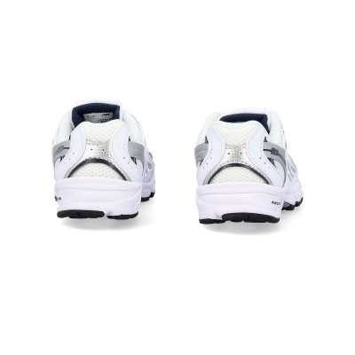 Par de sapatilhas desportivas brancas com detalhes cinzentos e azuis vistas de trás