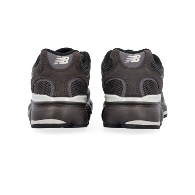 Sapatilhas desportivas New Balance pretas vistas de trás