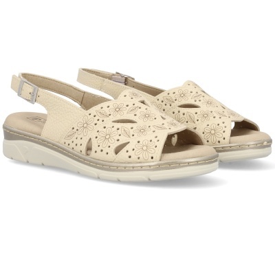 Sandálias bege com detalhes em flor e tiras ajustáveis.