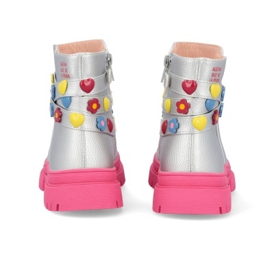 Botas infantis prateadas com sola rosa e decoração colorida