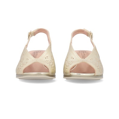 Sandálias creme com padrão recortado, salto baixo dourado e tira com fecho