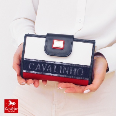 Carteira Cavalinho Penafiel branca, preta e vermelha com fecho central e logo