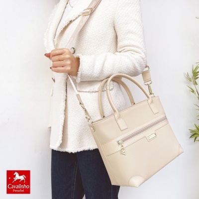 Mala bege em pele sintética com alça ajustável e fecho dourado