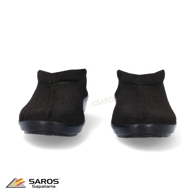 Dos sapatos pretos com sola preta em fundo branco com logótipo da SAROS Sapataria