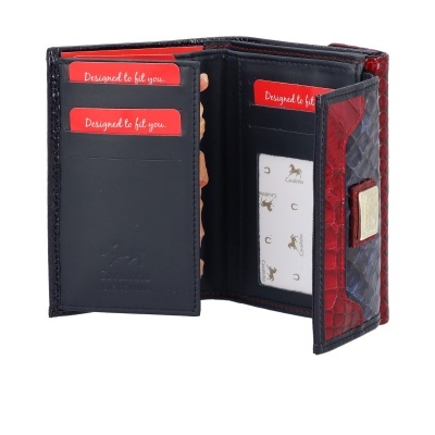 Carteira em couro azul e vermelho com textura de pele de réptil aberta, mostrando compartimentos interiores.