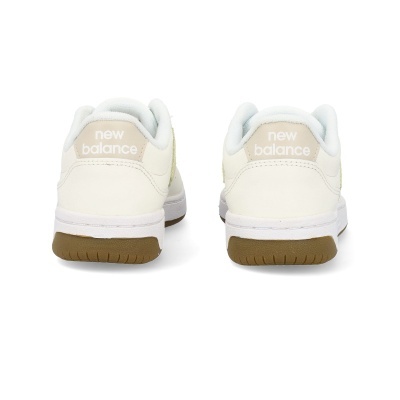 sapatos desportivos brancos New Balance vistos de trás