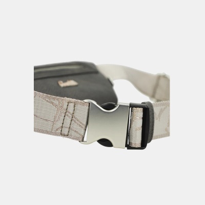 Bolsa cintura preta com correia bege e fecho plástico cinza