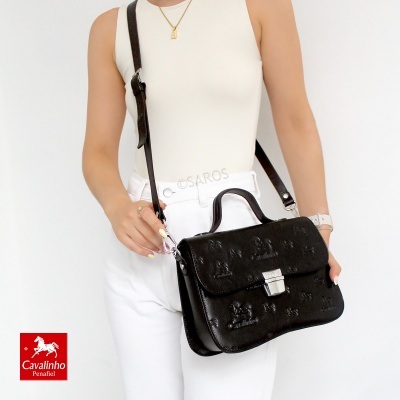 Mala preta de couro com padrão em relevo e alça ajustável