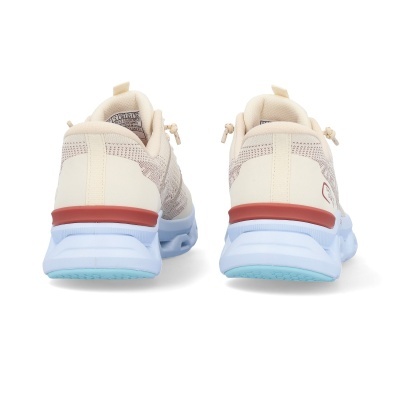 Ténis desportivos bege vistos de trás com sola branca e azul claro