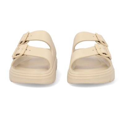 Sandálias tipo birken bege claro com duas fivelas.