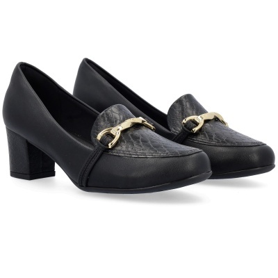 Sapatos de salto médio preto com detalhe dourado e textura animal