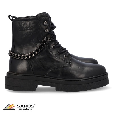 Bota preta em pele com sola grossa e corrente metálica