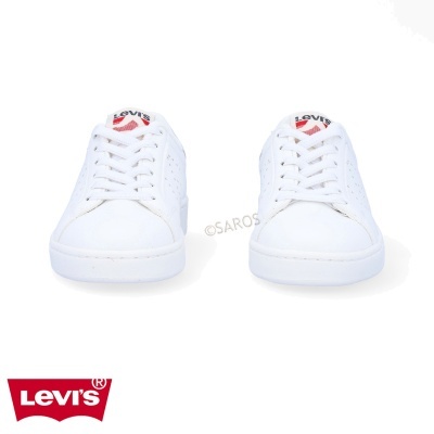 Ténis brancos Levi's com atacadores e logótipo vermelho em fundo branco