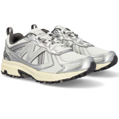 Ténis desportivo branco e prateado New Balance 410