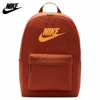 Mochila castanho alaranjado Nike com logotipo amarelo e bolso frontal