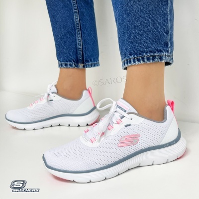 Ténis desportivos brancos com detalhes rosa e cinza em fundo branco