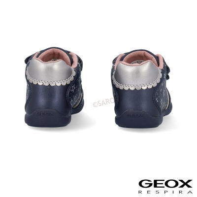 Sapatilhas infantis azuis com detalhes prateados e interiores rosas