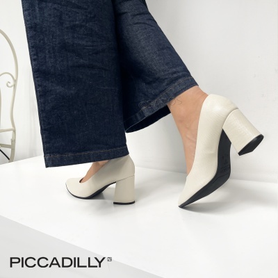 Sapatos de salto alto em couro branco com sola preta e marca PICCADILLY