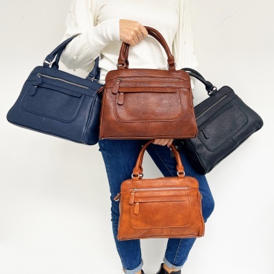 Quatro malas de mão em azul, castanho e preto, em material tipo couro sintético.