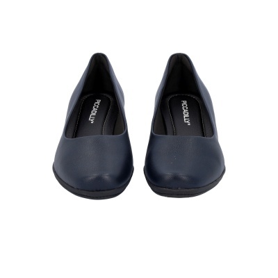 Sapatos femininos de couro azul escuro com sola preta