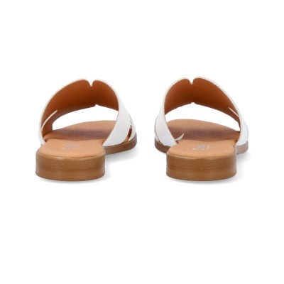 Sandálias brancas de mulher vistas de trás