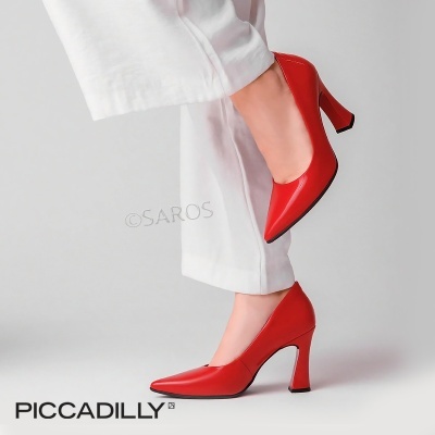 Sapatos de salto alto vermelhos da PICCADILLY com calças brancas