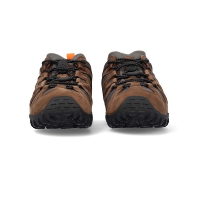 Sapatos de caminhada castanhos com atacadores pretos em fundo branco