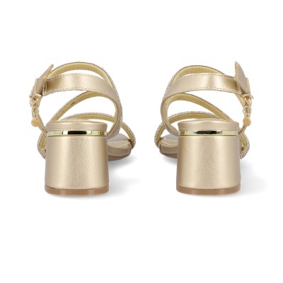 Par de sandálias femininas douradas com salto bloco e tiras brilhantes vistas de trás