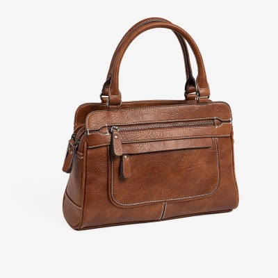 Mala de mão castanha em pele sintética com bolso exterior frontal.