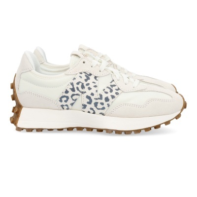 Sapatilhas estilo casual com padrão animal print cinza e branco e sola castanha.