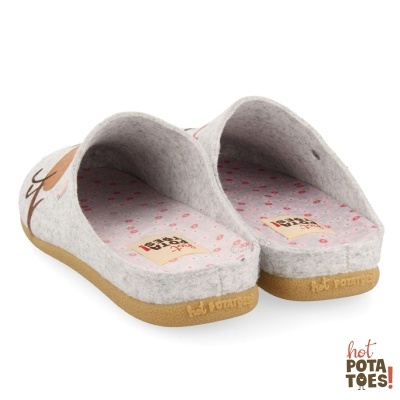 Chinelos cinza claro com padrão de corações e sola castanha
